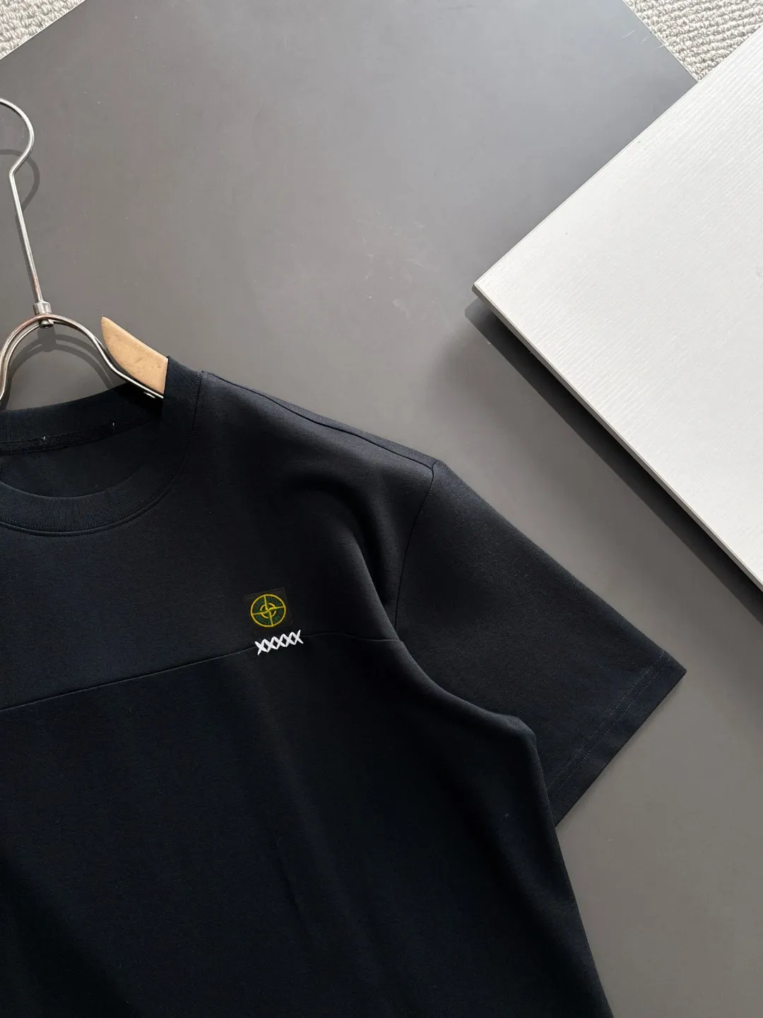 🅿️330 shipped next day. High version Stone Island/Stone Island 25ss spring and summer new high-definition T-shirt. Made with machines imported from Italy. It is truly the most luxurious and high-quality. It is a style that you can wear with your eyes closed. Combed and heavyweight fabrics. High-strength and heavy-weight fabrics feel full of weight when weighed. The upper body is also more textured than ordinary T-shirts and is not easy to deform. This texture can cope with the weather. It is sweat-absorbent and breathable, suitable for both hot and cold conditions! Perfectly produced with reference to the original stitch and stitch! The loose fit design is super noble. Custom-woven signature ribbed collar, cuffs, and hem. Really rare and rare goods Size: M-XXXL